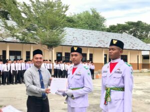 Penyerahan Piagam penghargaan Oleh Direktur Pesantren Modern Al Zahrah.