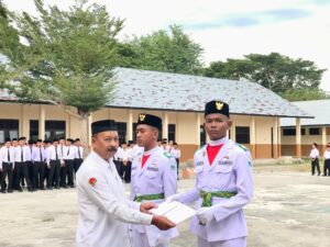 Penyerahan Piagam penghargaan Oleh Bapak Kepala Madrasah Aliyah Swasta Al Zahrah