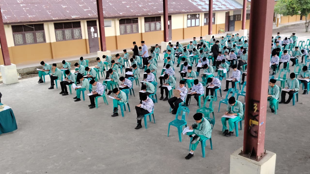 Suasana Santriwan Mengikuti Ujian Mufradat